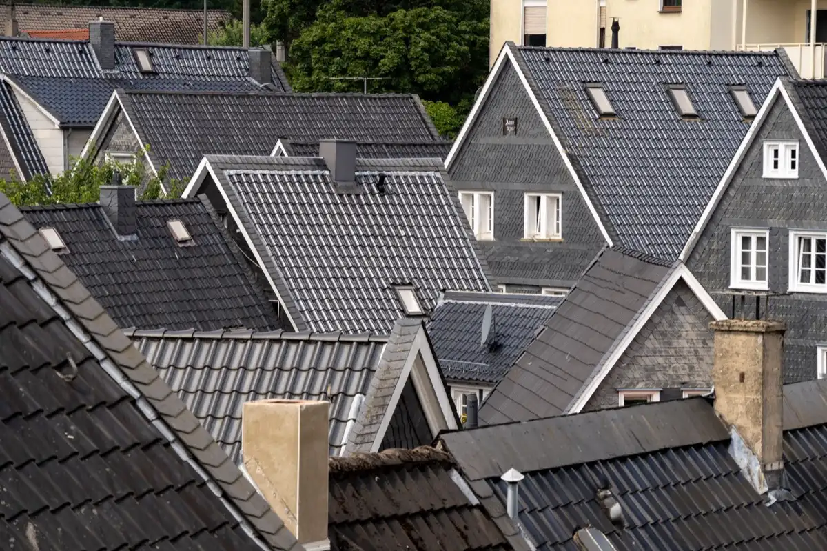 Steep roof eaves and gutter lines on houses in Surprise, AZ